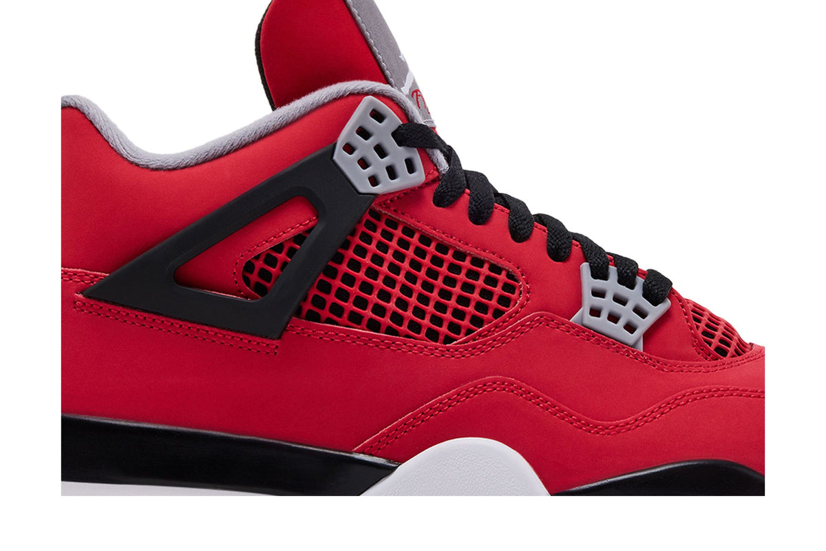 Jordan 4 Retro Toro Bravo vista frontal