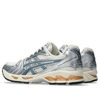 Asics Gel-Kayano 14 Abedul Plata Teal Oro - vista trasera con GEL