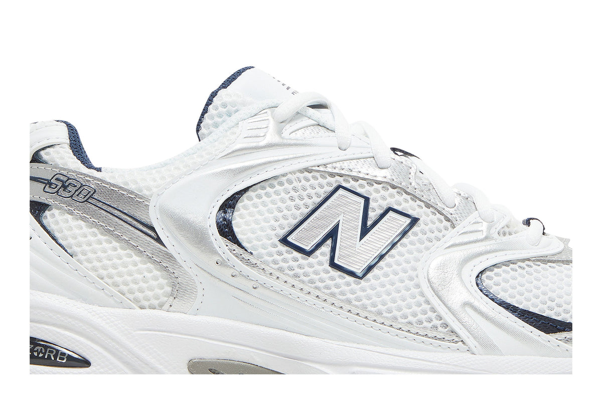New Balance 530 Blanca y Azul Marino - vista lateral