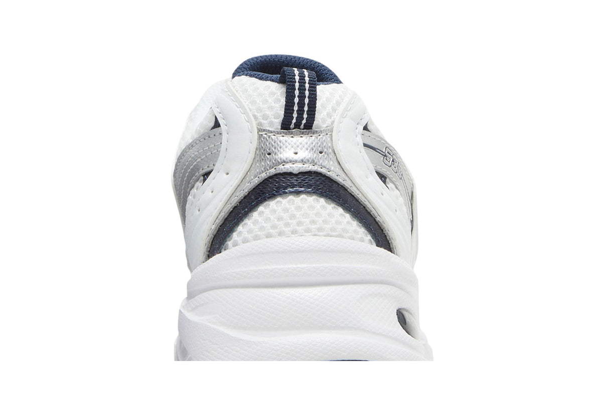 New Balance 530 Blanca y Azul Marino - suela