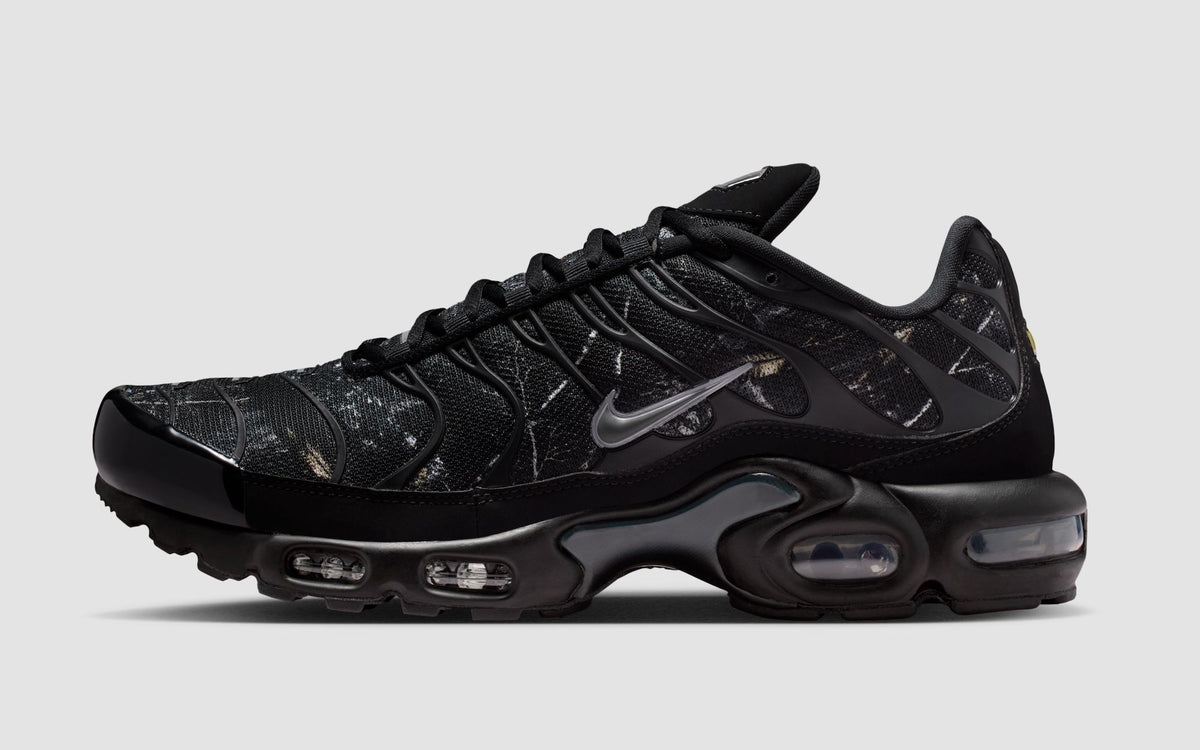 Nike Air Max Plus TN Negro Camuflaje Madera vista lateral