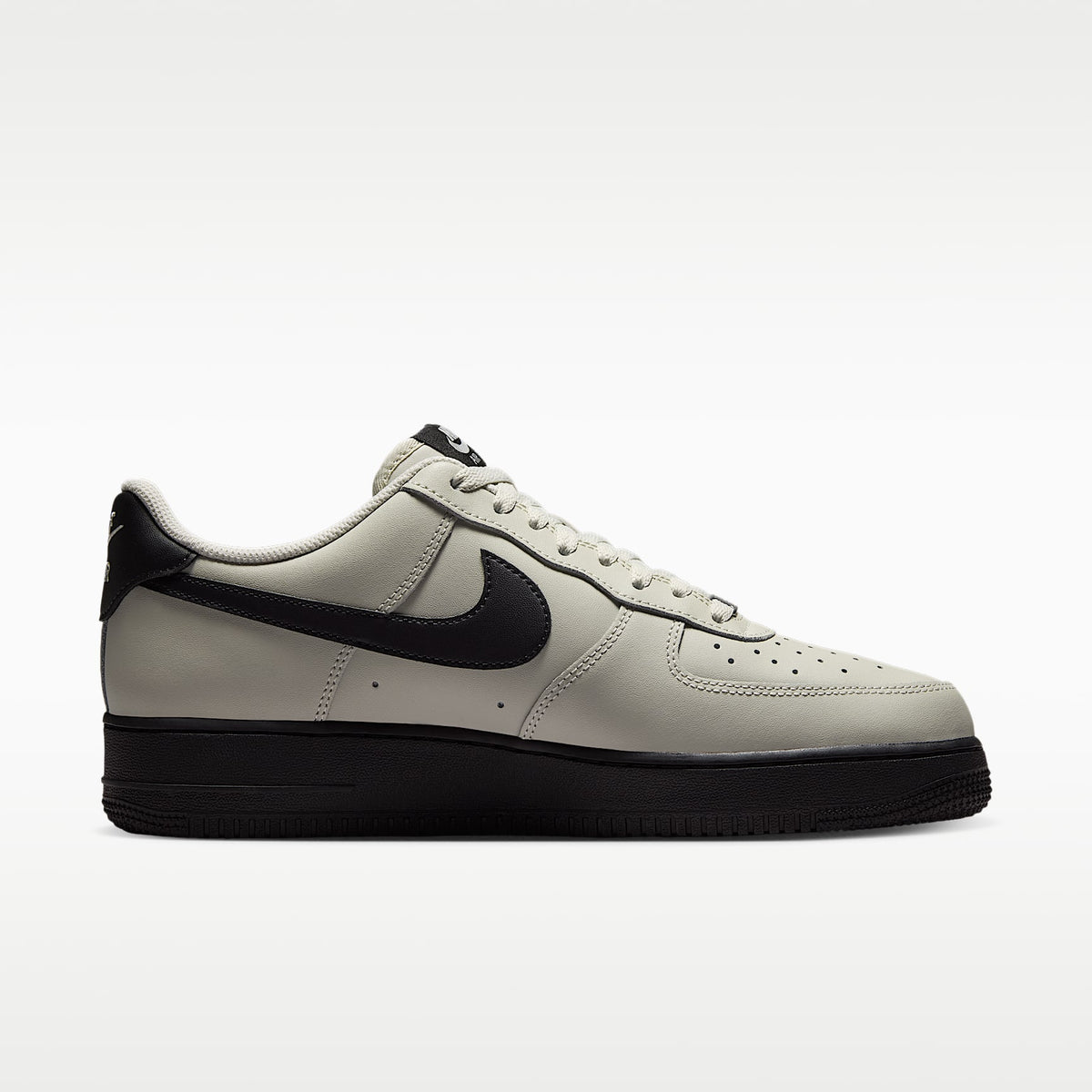 Nike Air Force 1 '07 Beige y Negra - detalle