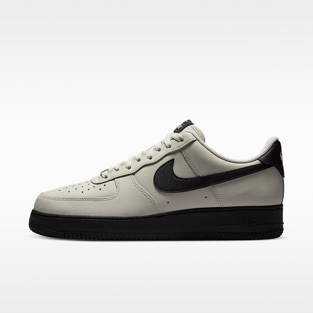 Nike Air Force 1 '07 Beige y Negra