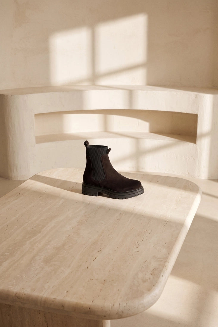 Botines KELLY de ante chocolate con paneles elásticos KMB Shoes