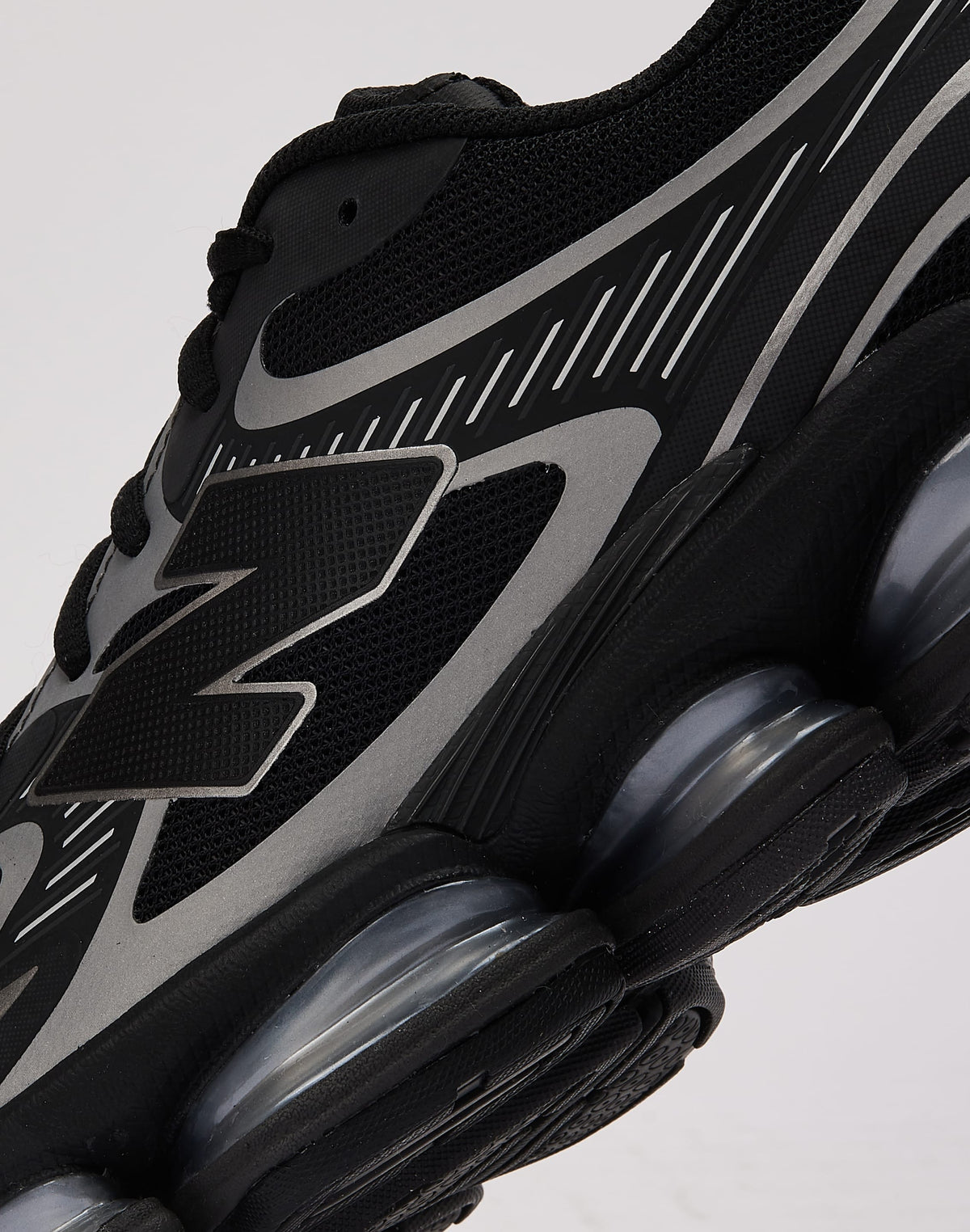 New Balance Abzorb 2000 Negra y Plata Metalizada - suela