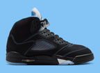 Jordan 5 Retro Negra y Azul Universitario (2026) - vista lateral