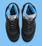 Jordan 5 Retro Negra y Azul Universitario (2026) - detalle