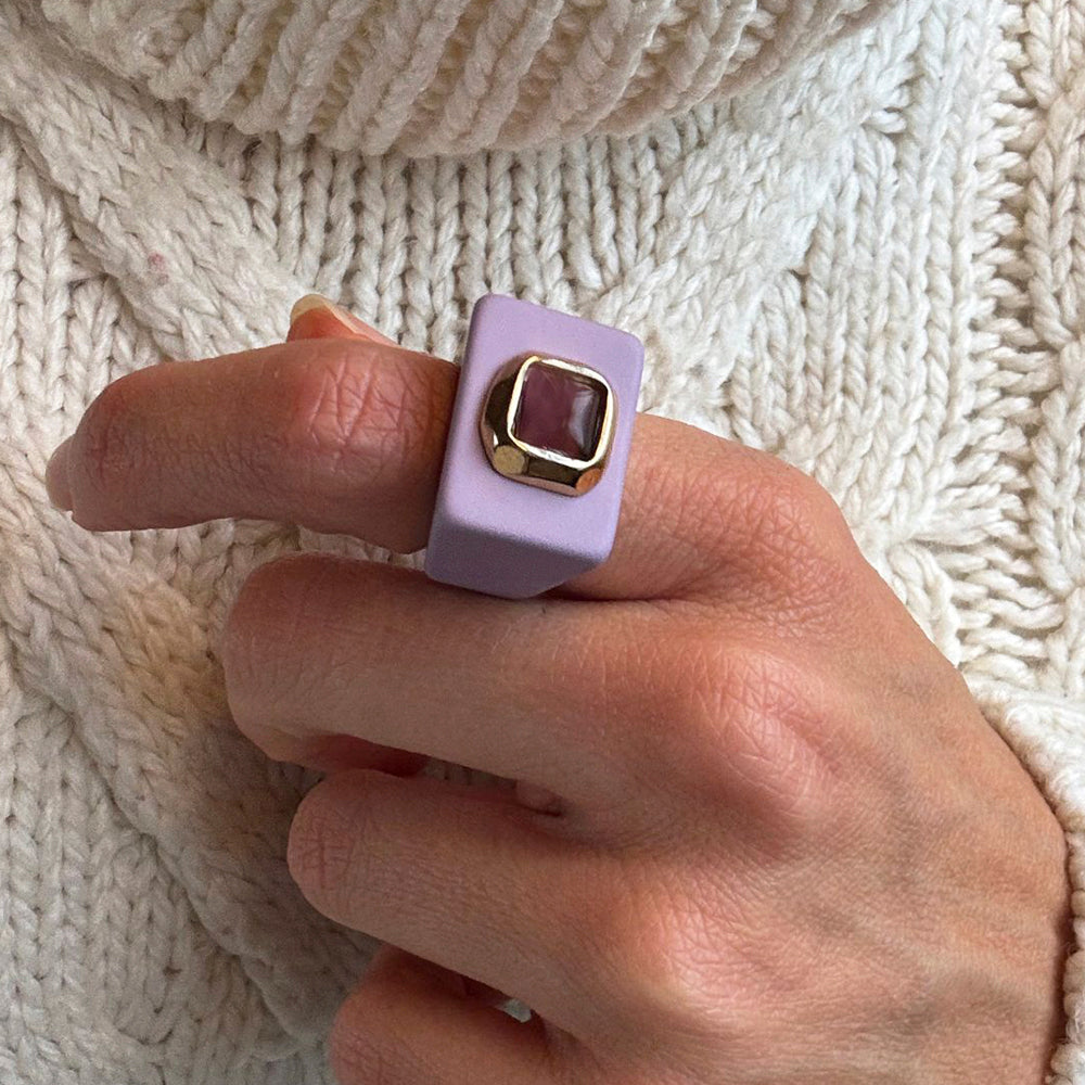 Anillo mujer color lavanda con selenita ÉMOLO®