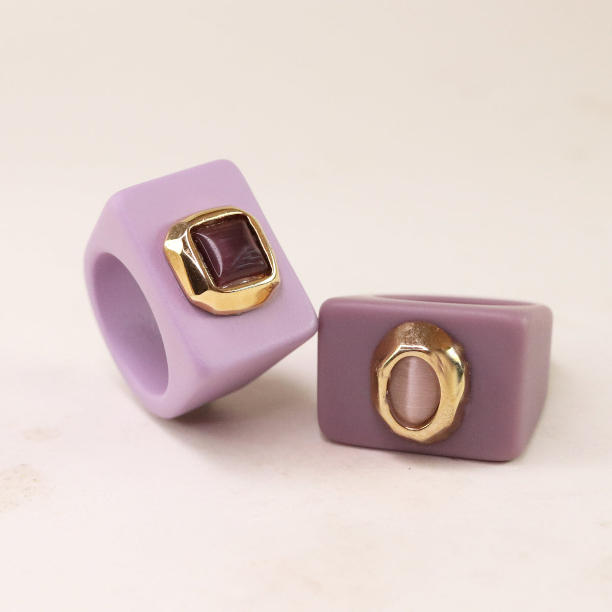 Anillo mujer color lavanda con selenita ÉMOLO®