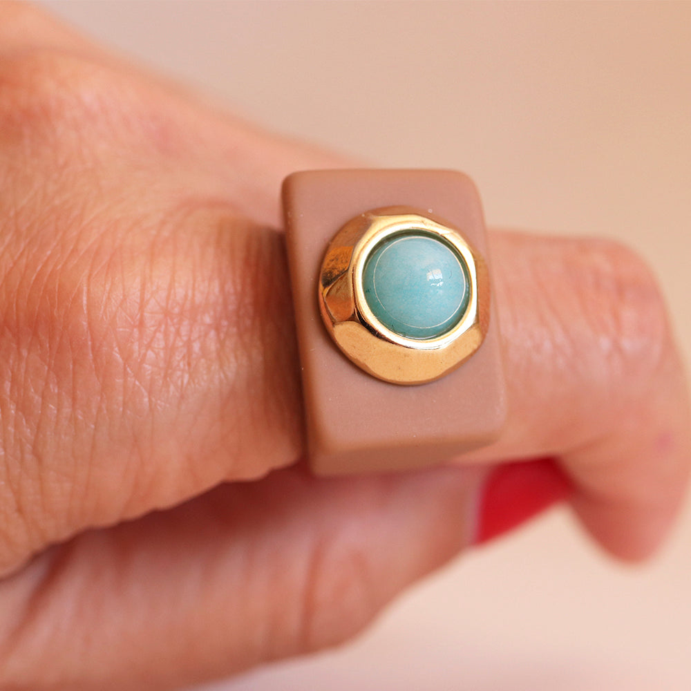 Anillo para mujer color moka con piedra turquesa ÉMOLO®