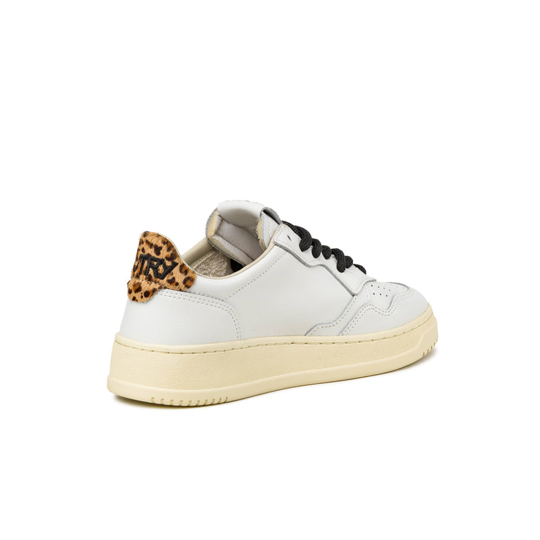 Autry Medalist Low blanco leopardo, detalle estampado
