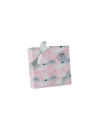 Manta de coralina rosa para bebé en su caja de regalo transparente