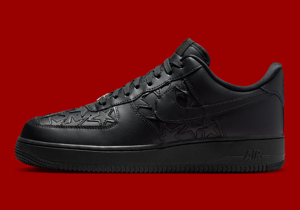 Nike Air Force 1 Low LV8 Triple Black Stars detalle estrellas