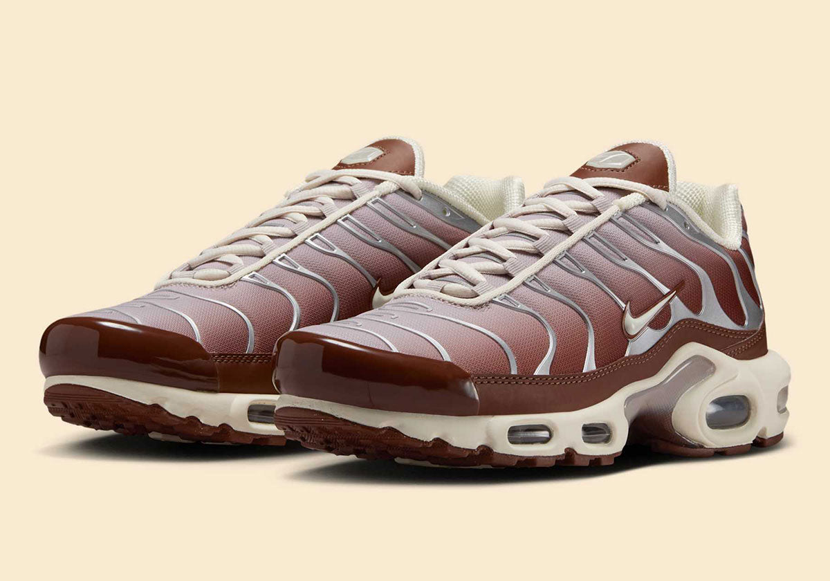 Nike Air Max Plus Marrón Claro Orewood Dark Pony vista lateral