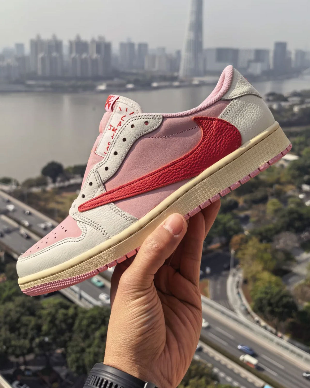 Jordan 1 Retro Low Travis Scott Sail Tropical Pink vista adicional