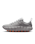 Nike Mind 002 Gris Humo Claro mujer vista lateral